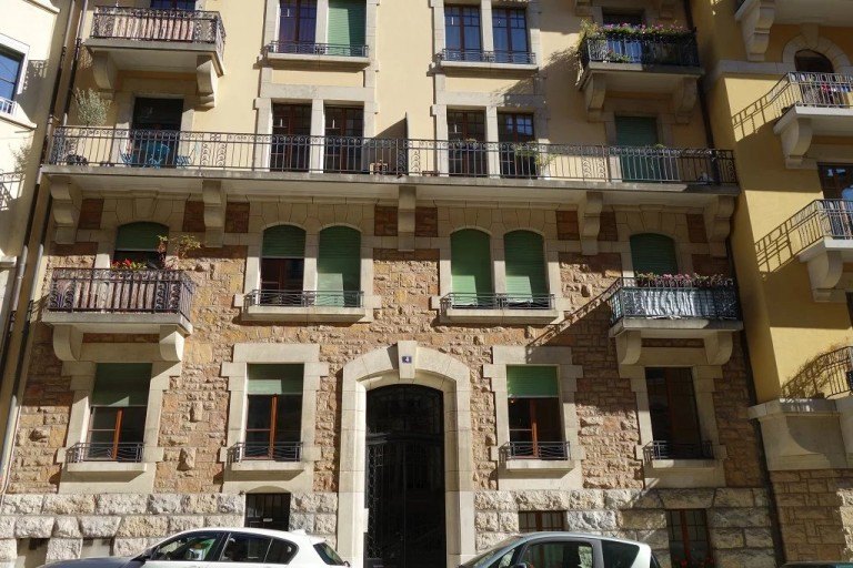 Bel appartement de 4.5 pièces, situé dans quartier calme. Proche transports publics et commerces.